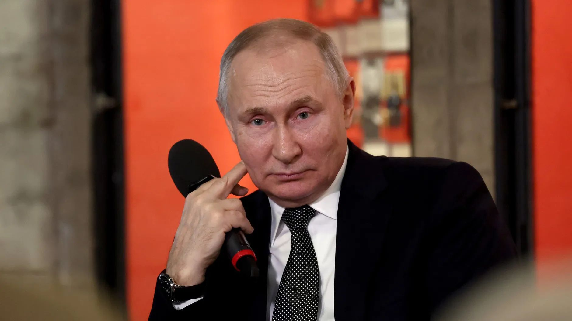 BI: Путин показал США «средний палец», лично приняв в Кремле важного гостя