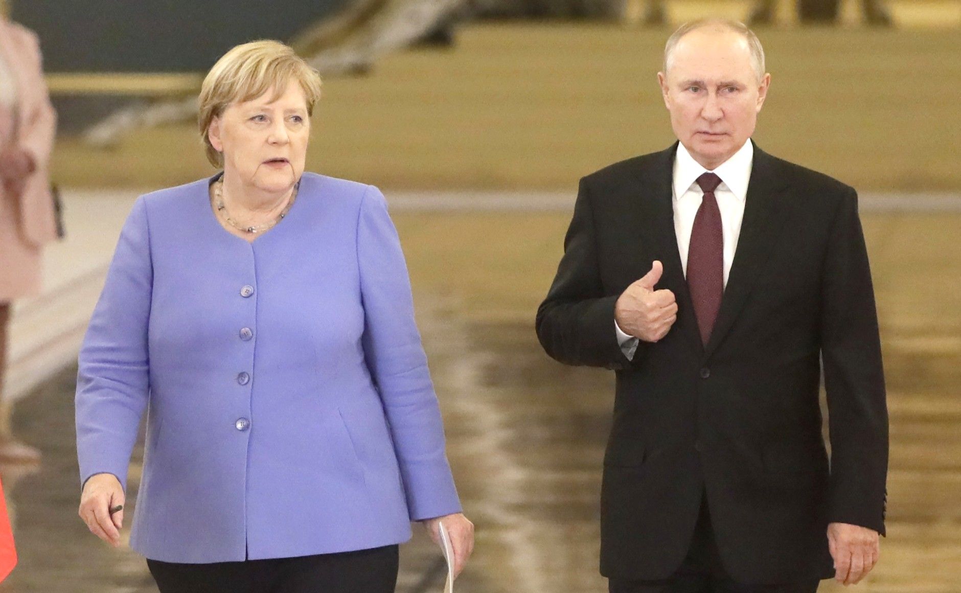 Express рассказало о «странной» связи Путина и Меркель