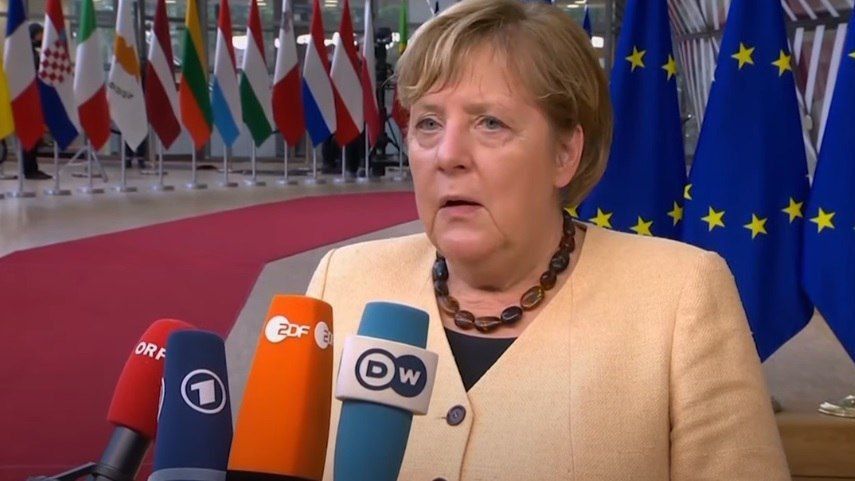 Меркель признала вину в расколе немецкого общества из-за ее политики