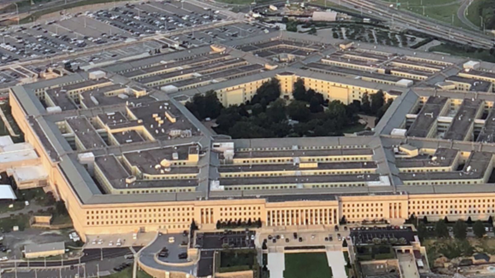Пентагон: военные США на Украине обеспечивают безопасность дипломатической миссии