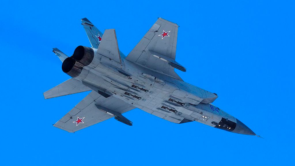 Появились кадры уничтожения базы ВСУ планирующей бомбой в лесу под Кременной