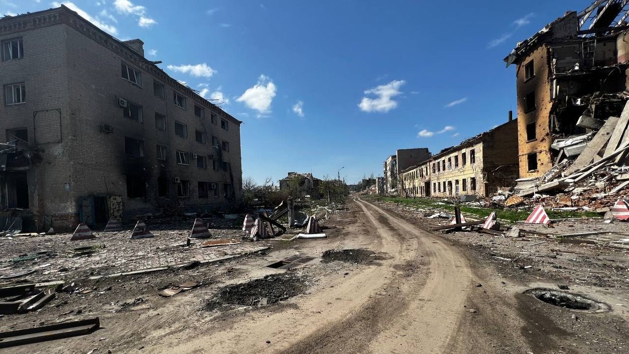 Украинские военные бросают пригодное к работе оружие в Бахмуте
