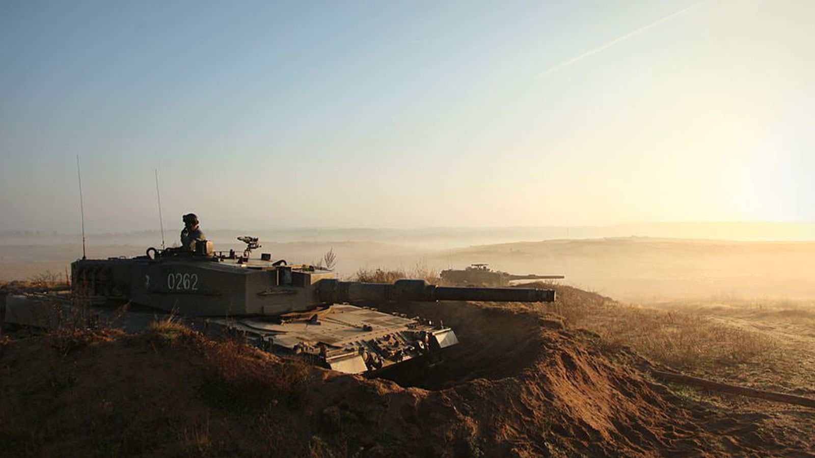 В Сети появились кадры «ползущей» по грязи колонны танков Leopard на Украине