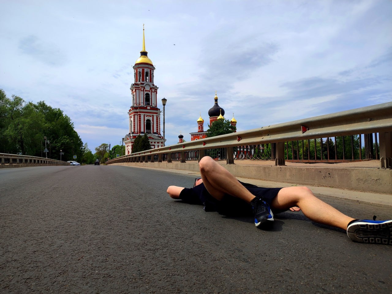 Блогер Данилов лег на асфальт в Старой Руссе в одной футболке: "Я горжусь, что после моего вмешательства начали ремонтировать дороги"