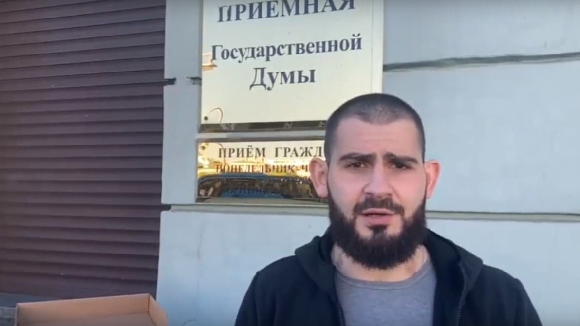 Боец ЧВК «Вагнер» передал комитету Госдумы по обороне 39 коробок с письмами погибших боевых товарищей