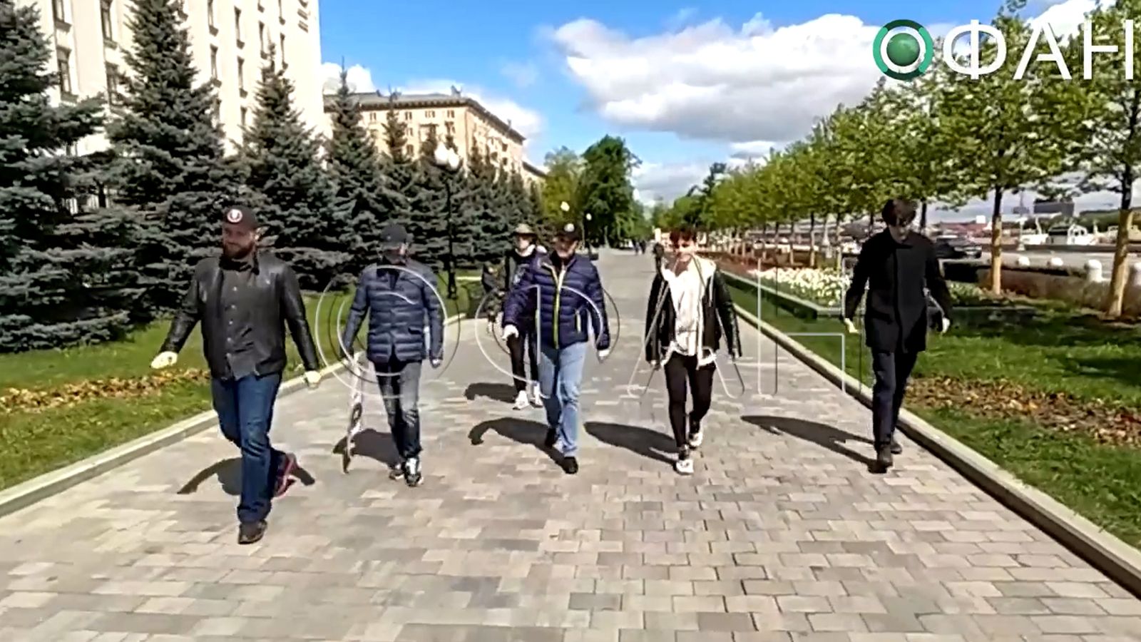 «Дайте снаряды!»: люди с плакатами в поддержку ЧВК «Вагнер» собрались у здания Минобороны РФ