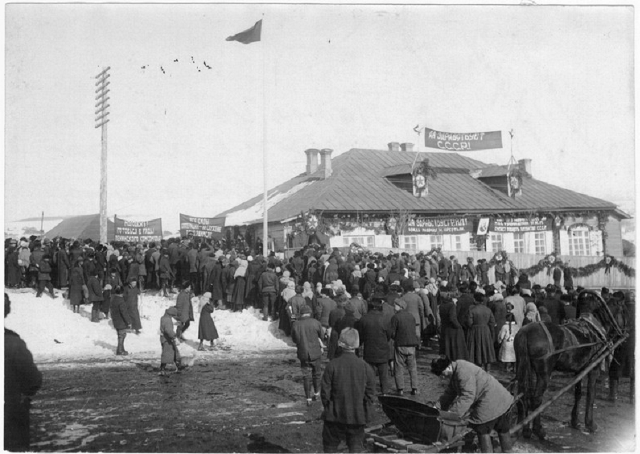 Поднятие флага СССР в Александровске-Сахалинском 15 мая 1925 г