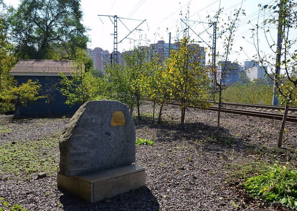 Мемориальный камень на месте закладки Транссиба