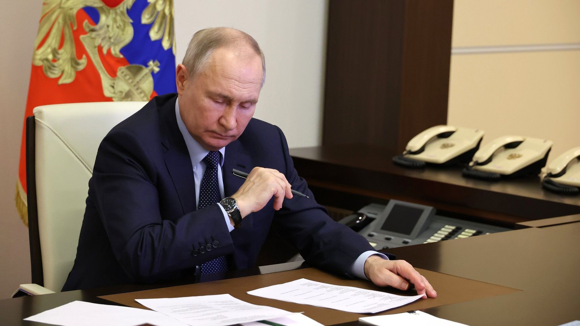 Flug Revue: Путин разозлил Запад, признав недействительным указ №287