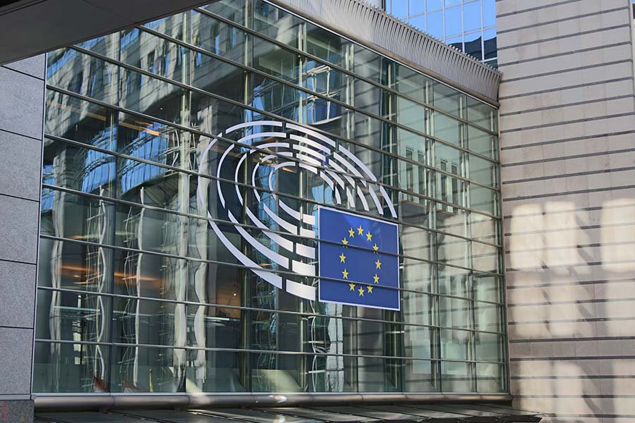 Глава Еврокомиссии выступила против равноправных переговоров России и Украины