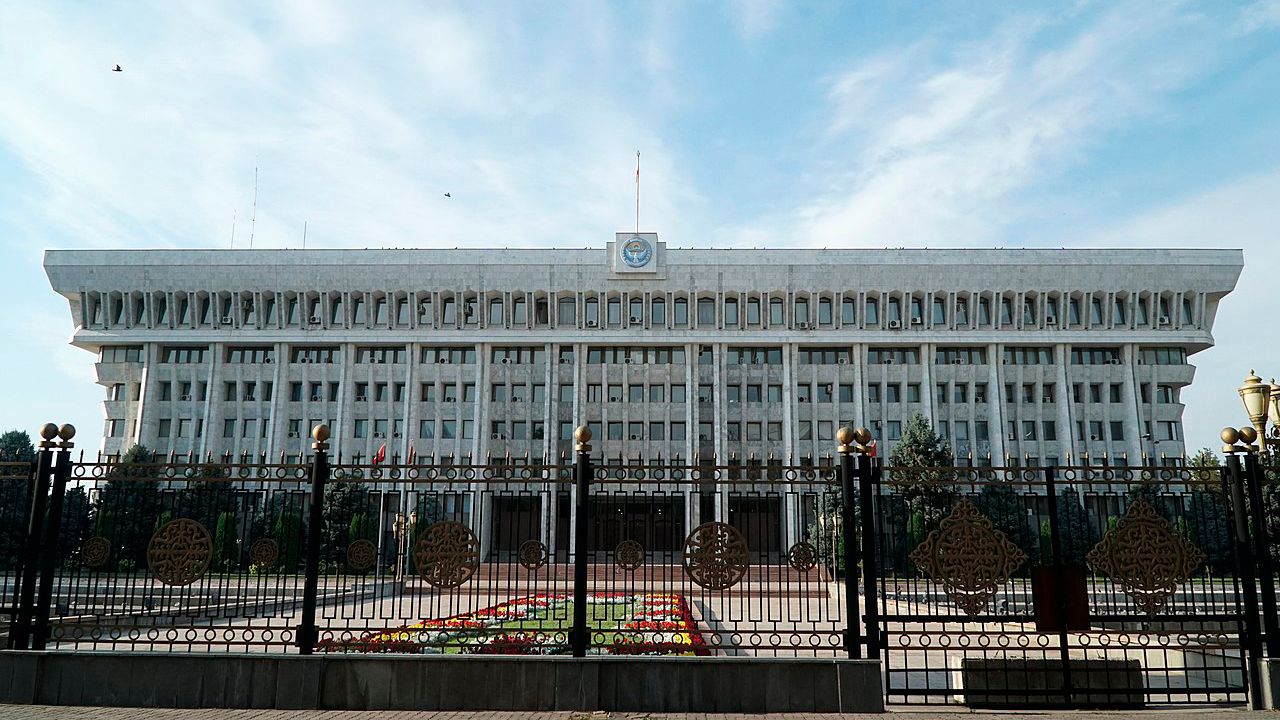 Госслужащих Киргизии обязали знать государственный язык в совершенстве