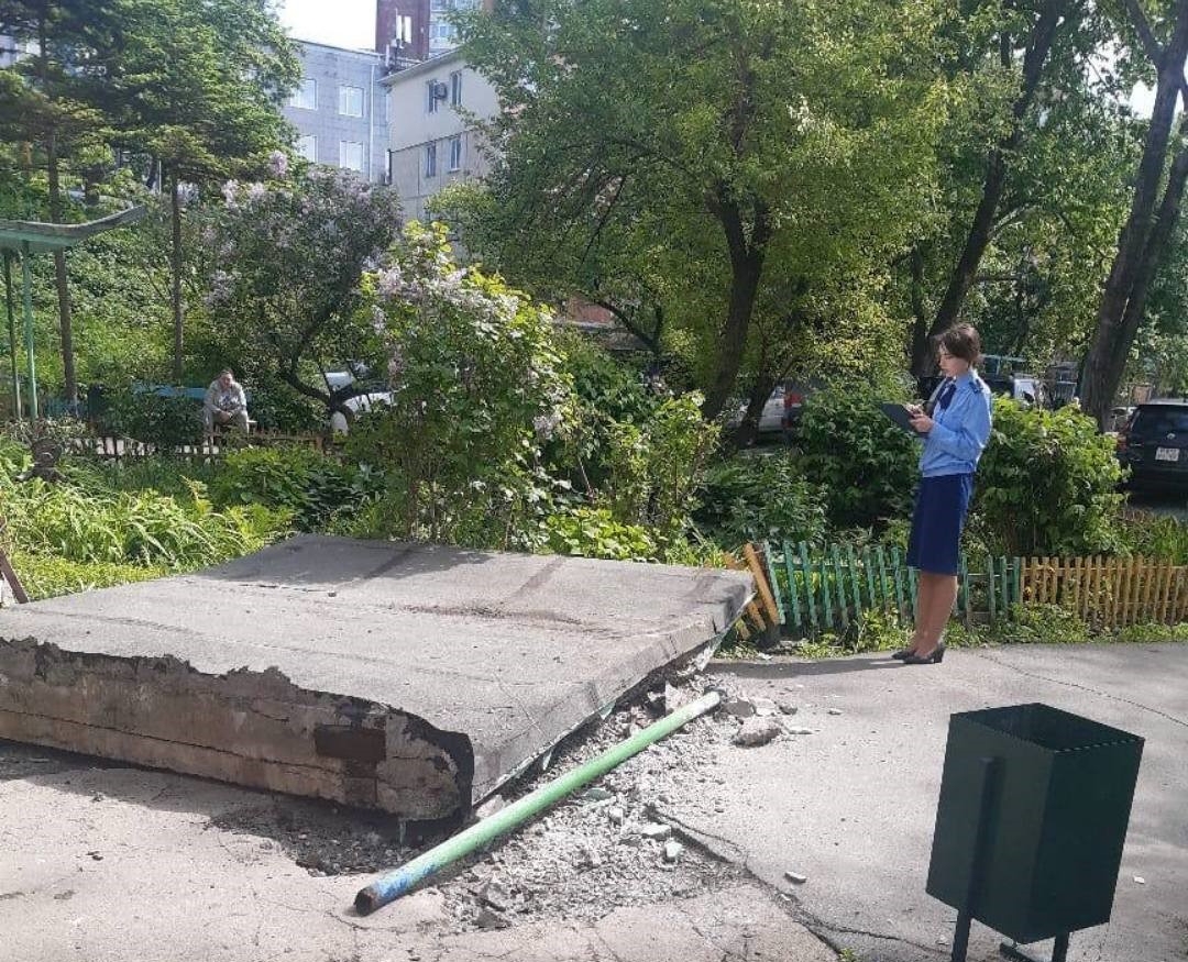 Козырек подъезда многоквартирного дома обвалился во Владивостоке