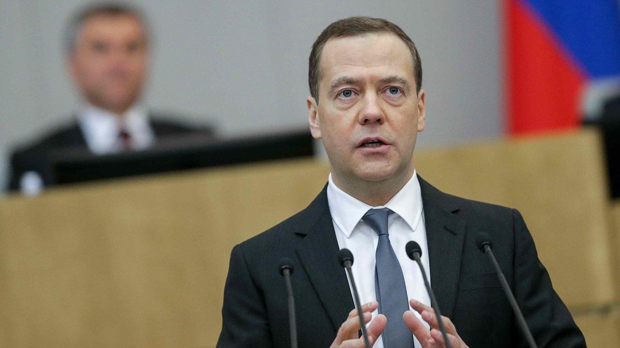 Медведев: обвал экономики Соединенным Штатам не угрожает