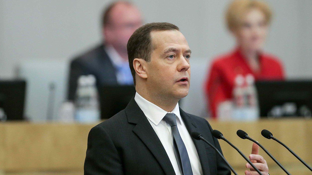 Медведев передал Макрону привет на фоне денонсации Госдумой ДОВСЕ