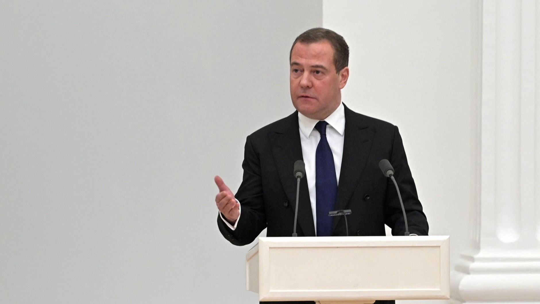 Медведев жестко прошелся по Макрону после слов о «геополитическом поражении России»