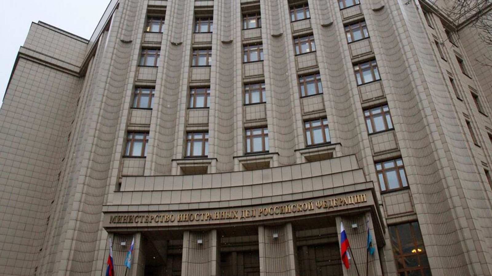 МИД РФ: Москва предъявит протест Польше из-за недопуска дипломатов на кладбище в Варшаве
