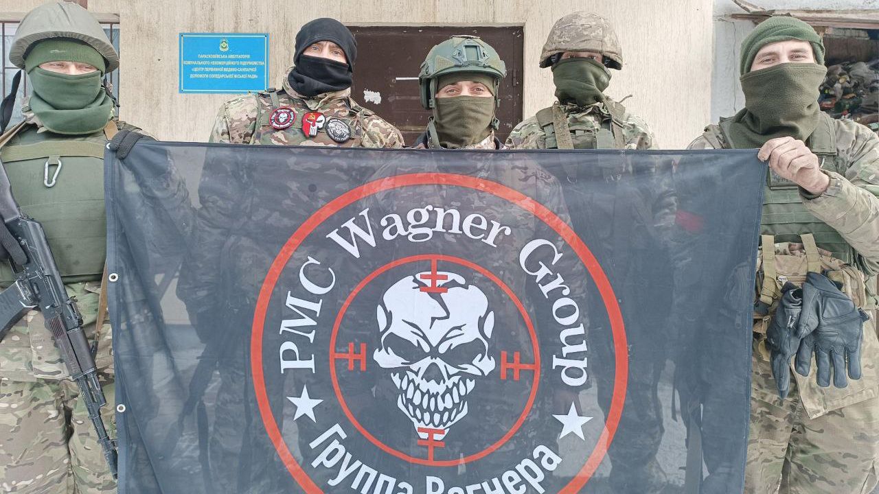 Мировые СМИ распространили фотографию водружения флагов России и ЧВК «Вагнер» над освобожденным Артемовском