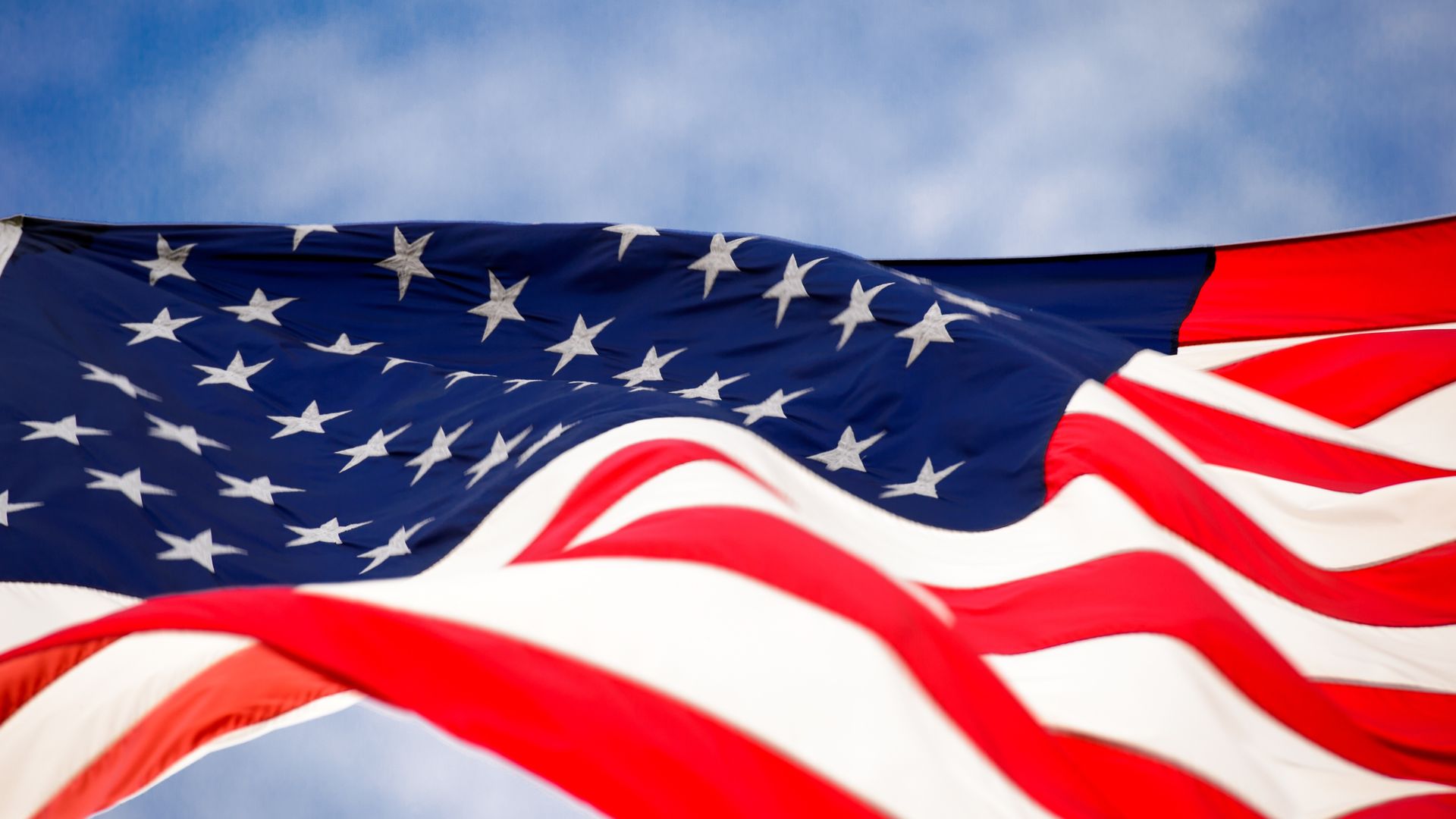 Перевернутый флаг США случайно повесили над Капитолием