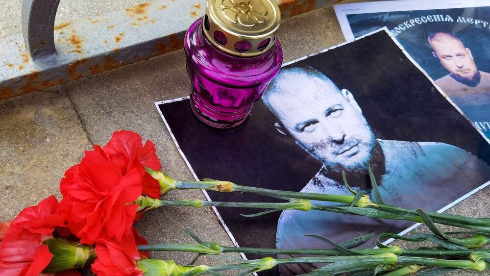 Поклонники Владлена Татарского пришли к мемориалу на 40 дней смерти военкора