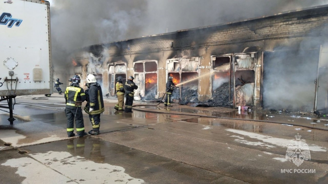 Пожарные ликвидировали крупное возгорание здания склада в Уссурийске