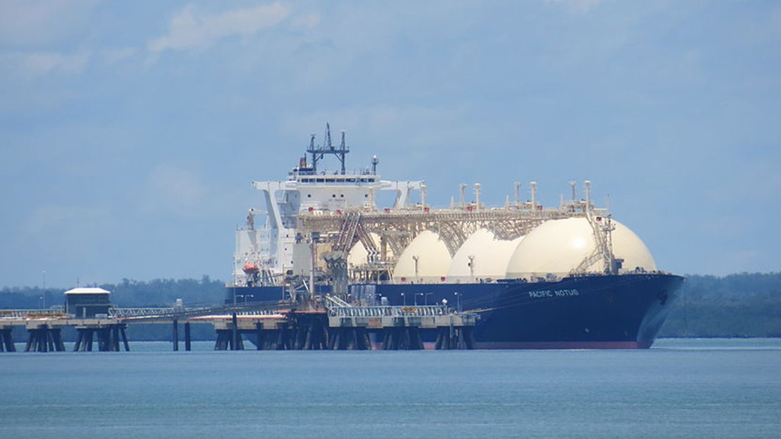 Reuters: поставки российских нефтепродуктов по морю в апреле упали на 5%