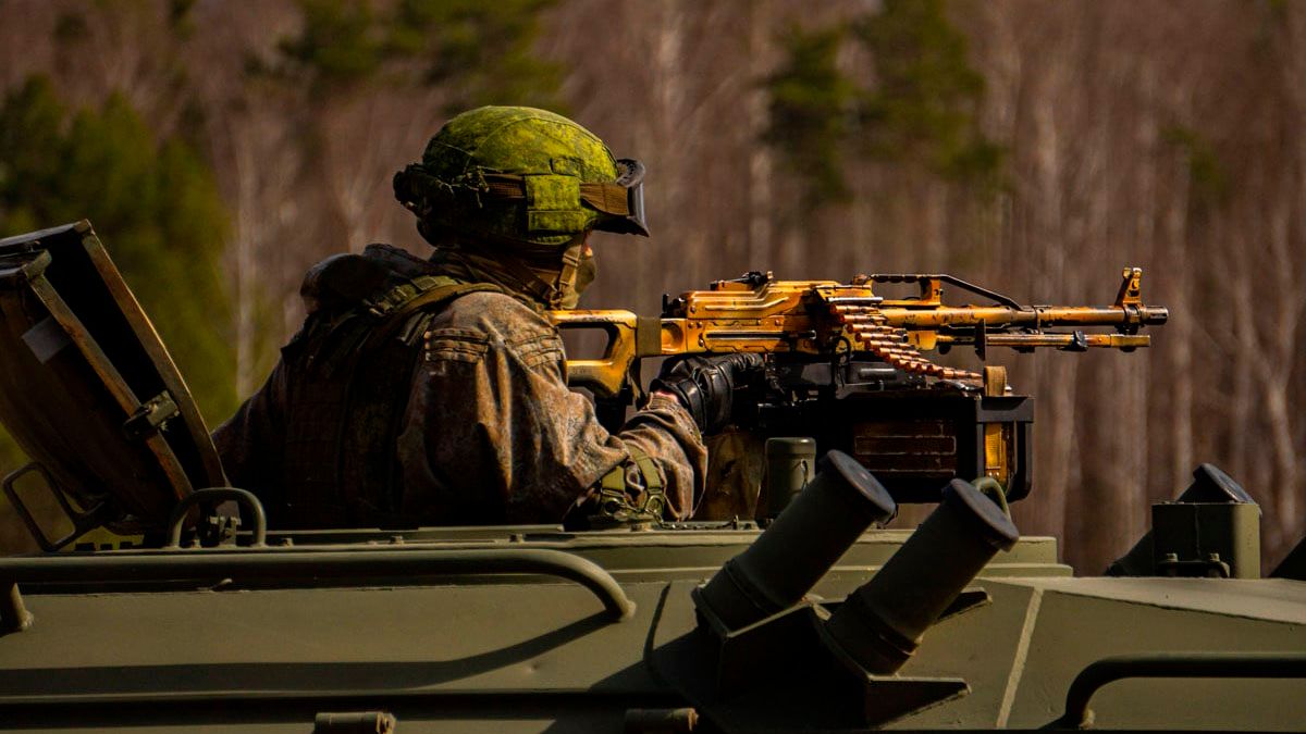 Украинские военные провели испытание наземного дрона-камикадзе RATEL