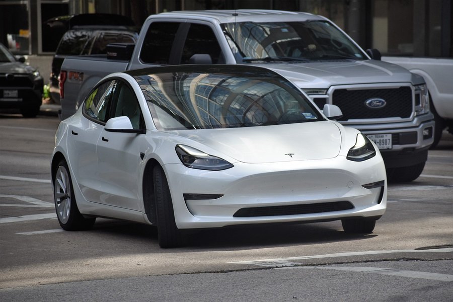 Водитель подал в суд на Tesla после того, как автомобиль «внезапно и автоматически» набрал скорость