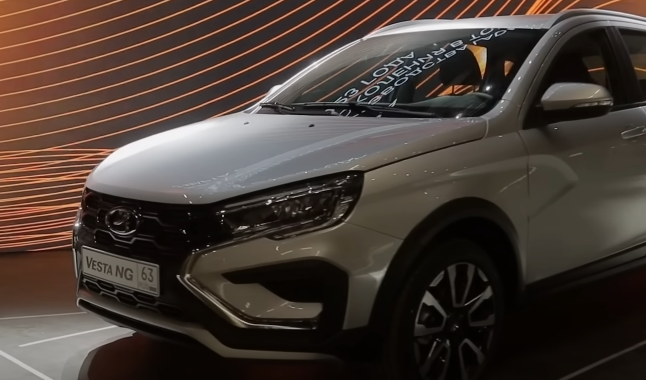 Белые Lada Vesta NG начали желтеть на парковке завода в ожидании недостающих деталей