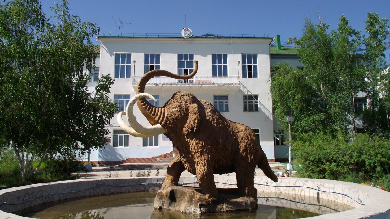 Памятник мамонтенку Диме в Якутске