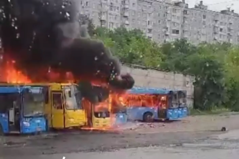 “Дым столбом”:  “душераздирающие” кадры с места горящих автобусов во Владивостоке