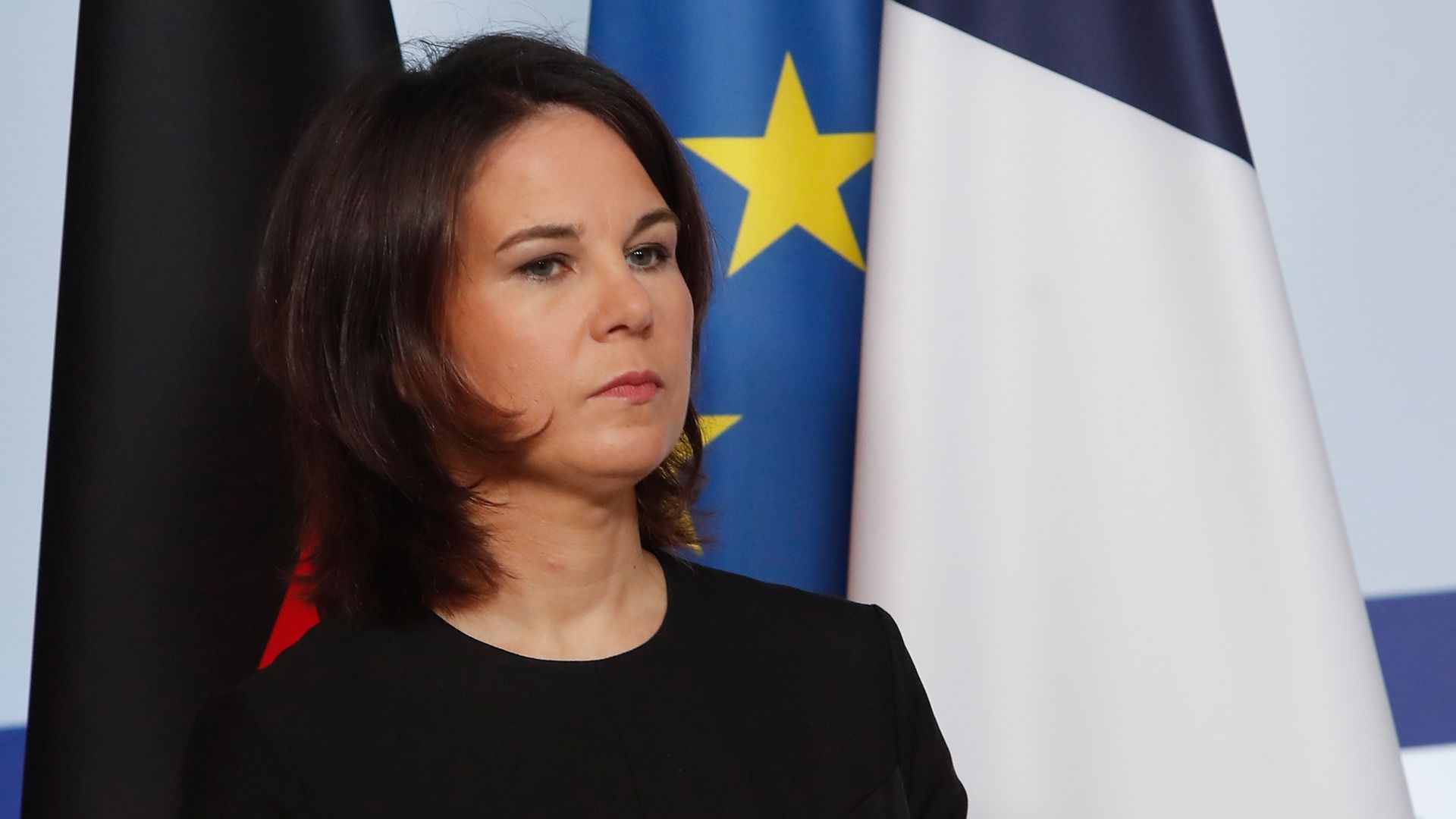Евродепутат Уоллес осудил главу МИД ФРГ Бербок за подпитывание украинского конфликта