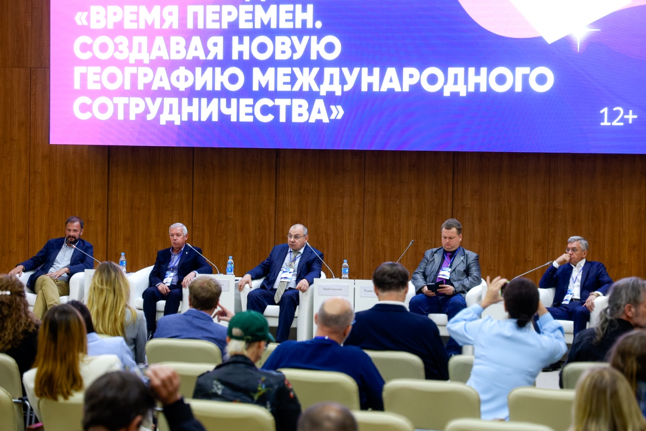 Участники дискуссии 8 июня