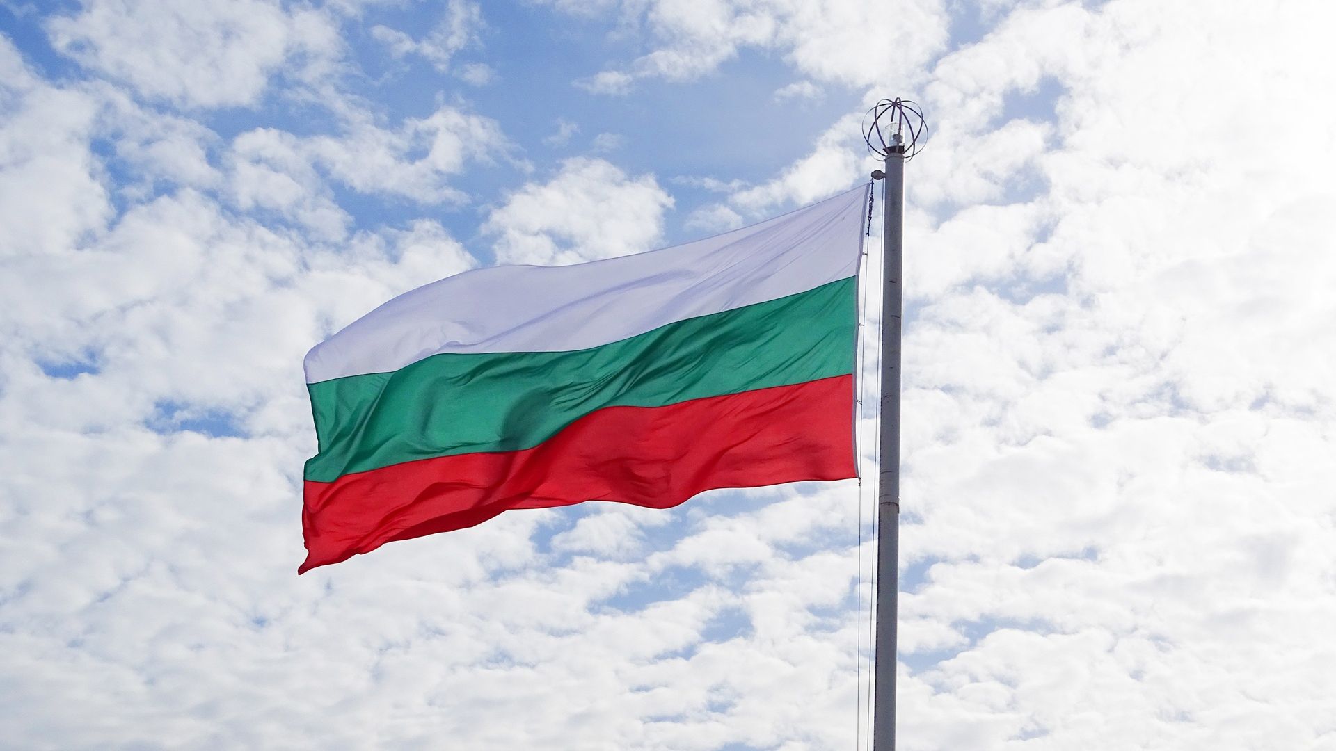 Глава минобороны Болгарии заявил, что София хочет присоединиться к поставкам оружия на Украину