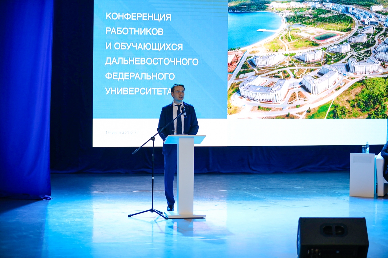 Ректор ДВФУ Борис Коробец