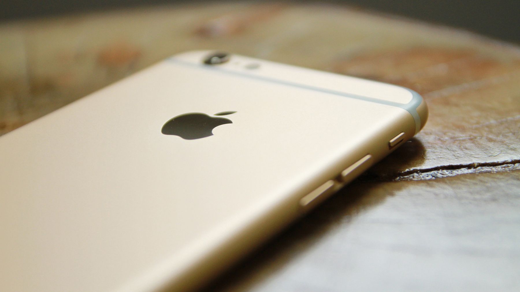 Кабмин разъяснил ситуацию с запретом на использование iPhone на работе