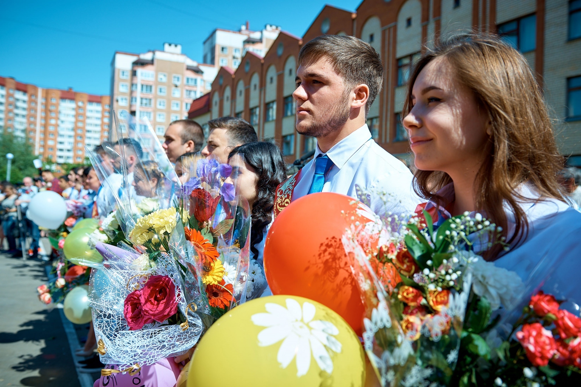 Как поздравить выпускников, учителей и родителей с выпускным 2023