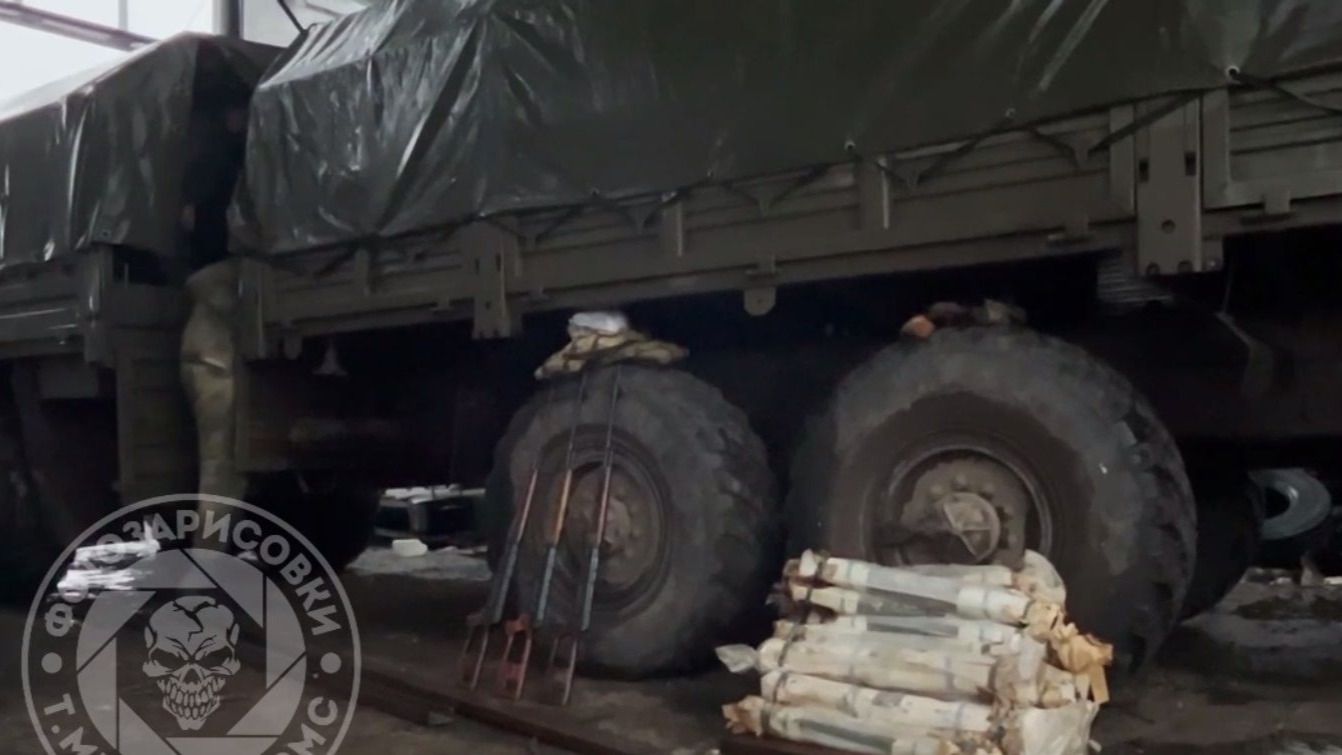 Командир ЧВК «Вагнер» Лотос привез российским военным в Артемовске гранатометы и танковые снаряды