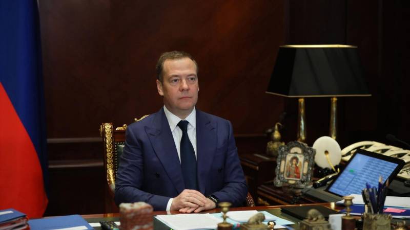 Взяв Киев, идем на Львов: Медведев назвал границы необходимой санитарной зоны в Украине