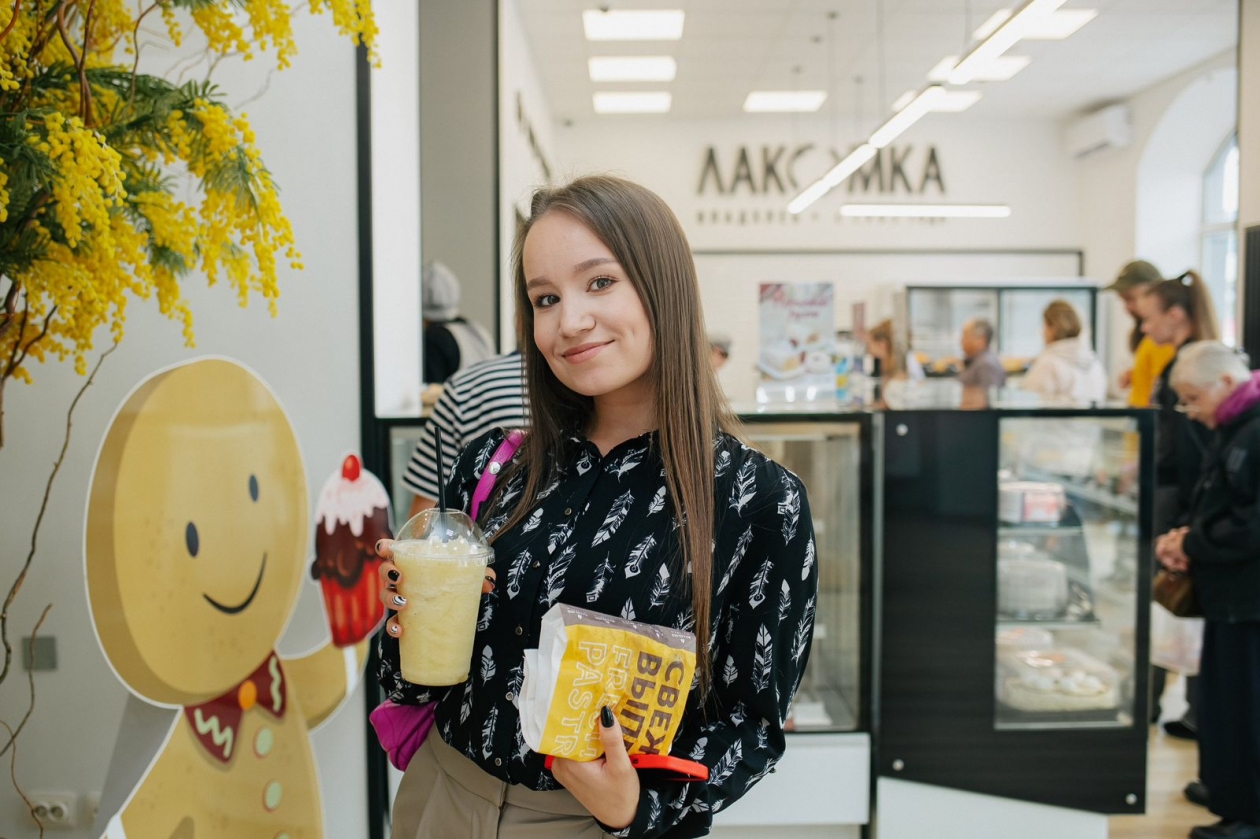 Одна из первых покупательниц
