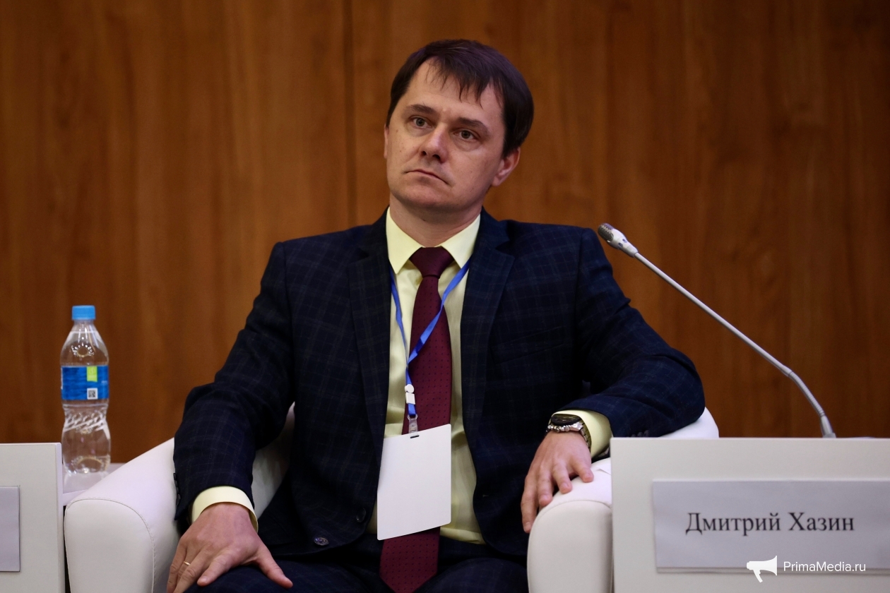 начальник отдела авиационного маркетинга АО "Международный аэропорт Владивосток" (МАВ) Дмитрий Хазин в ходе дискуссии "Международный туризм: возобновление турпотока" на Дальневосточном Медиассамите-2023 (12+)