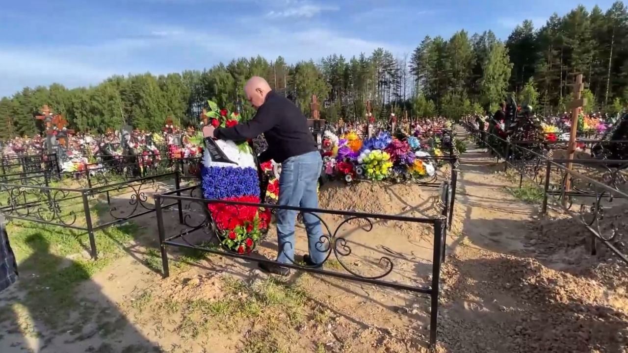 «Приехал еще раз соболезнования принести»: Пригожин привез медали за взятие Артемовска родным погибших бойцов ЧВК «Вагнер»