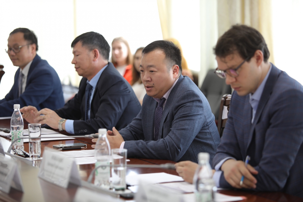 Консул по торгово-экономическим вопросам Социалистической Республики Вьетнам во Владивостоке Нгуен Хонг Тхань (в центре)
