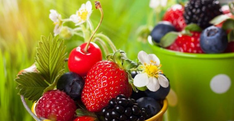 Вкусно, но опасно: почему не стоит есть немытые ягоды 
