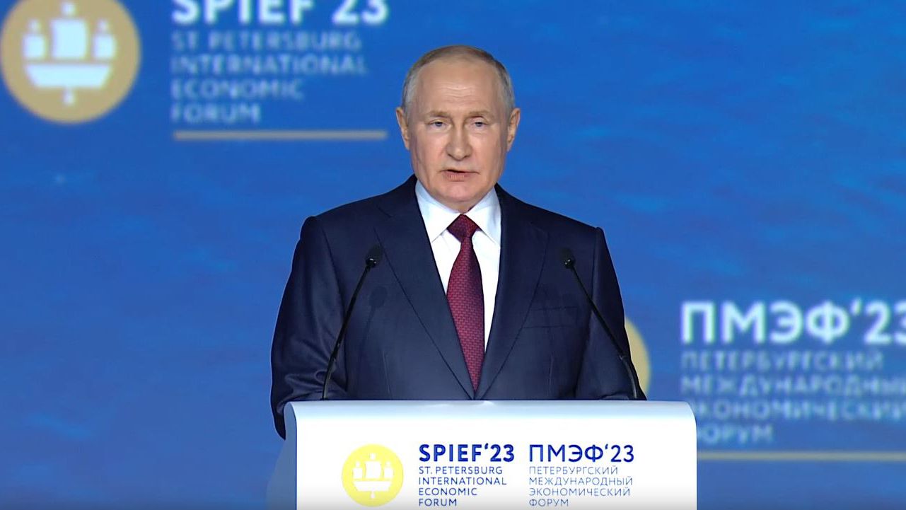 Владимир Путин заявил о повышении МРОТ на 18,5%