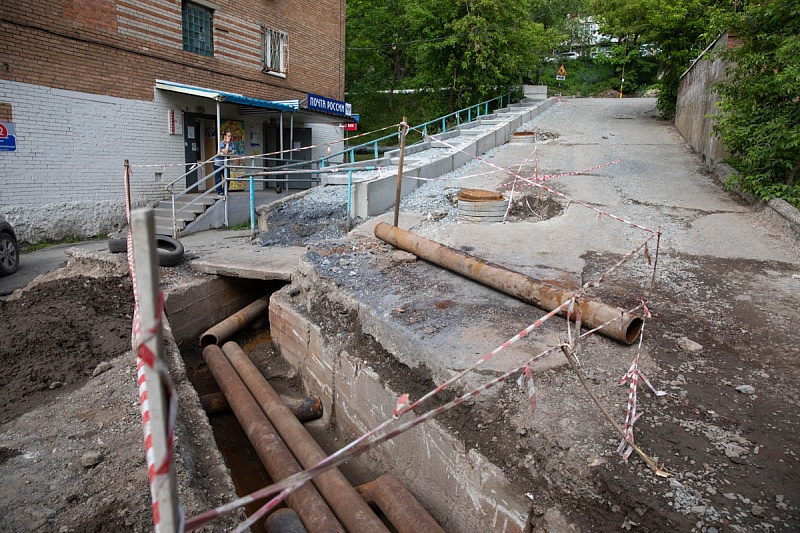 Во Владивостоке на улице Героев Тихоокеанцев приступили к бетонированию дороги