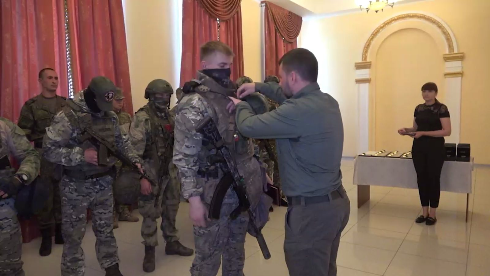 «Высочайший дух, сила и мощь»: Пушилин вручил штурмовикам ЧВК «Вагнер» награду ДНР «За освобождение Артемовска»