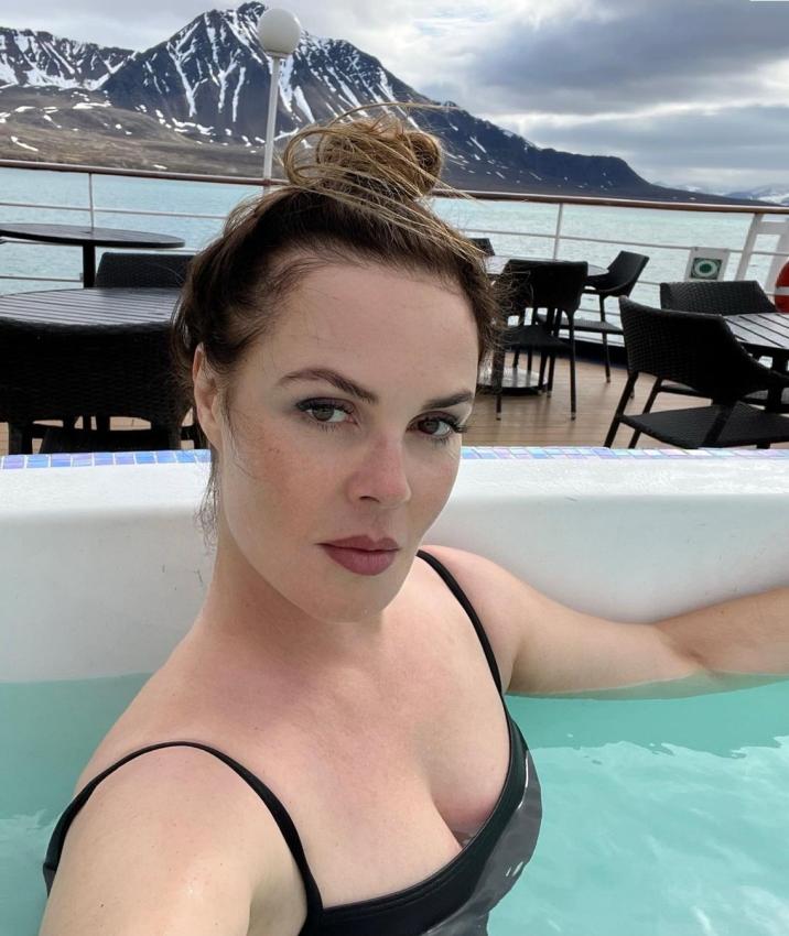 Екатерина Андреева удивила фото в купальнике на фоне Северного Ледовитого океана