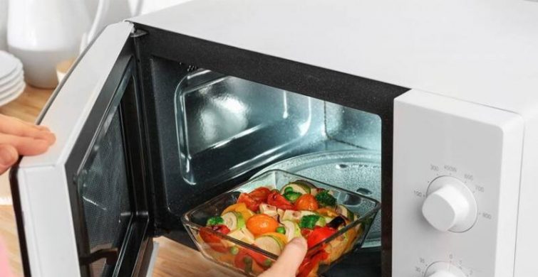 Никогда так не делайте: какие продукты питания нельзя нагревать в микроволновке 