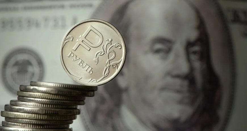 Почему август считают худшим месяцем для рубля, с чем это может быть связано