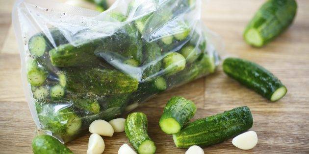 Рецепты вкусных малосольных огурцов в пакете с укропом и чесноком 